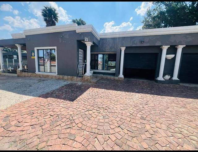 4 BEDROOM HOUSE FOR SALE IN KEMPTON PARK WEST
